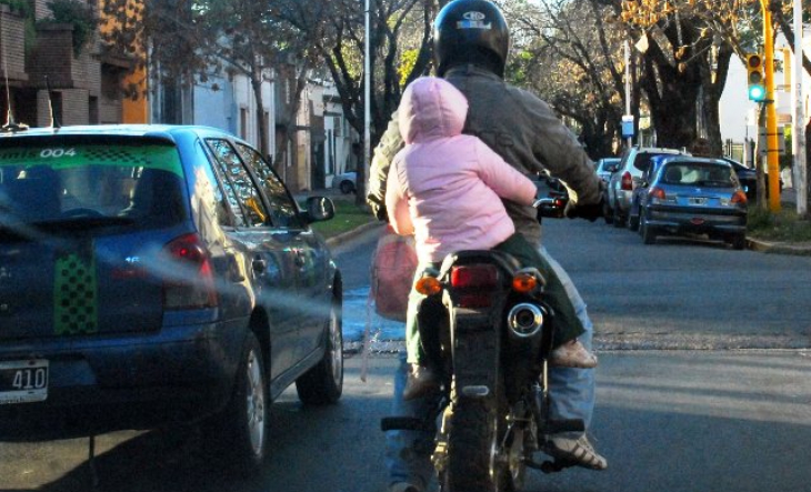 Cuál es la edad mínima para llevar a un niño en moto?